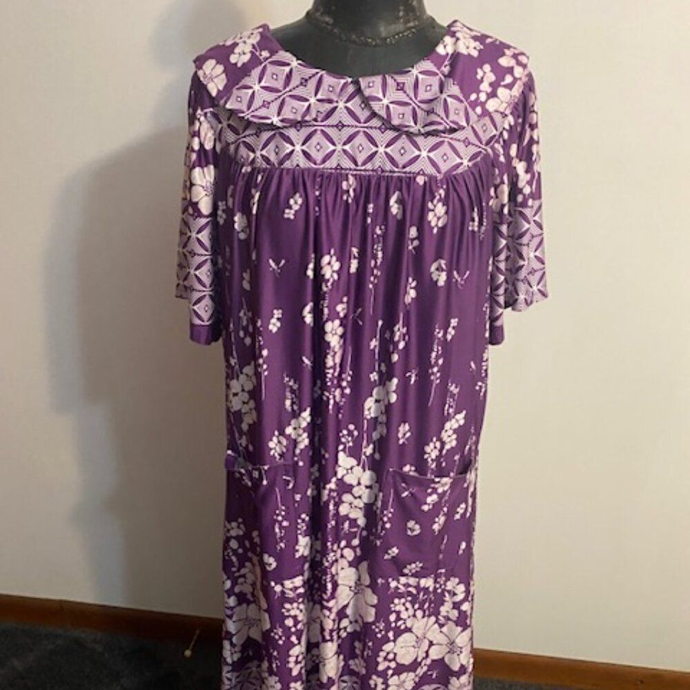 Aoiier Purple/White Floral muumuu with scallop collar, size L